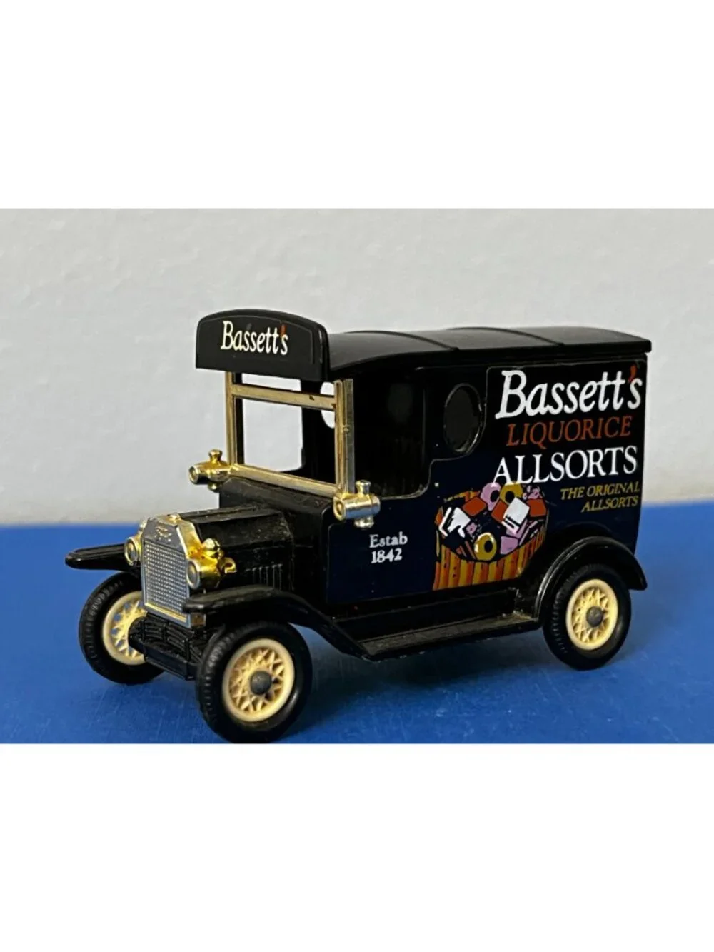 Lledo Days Gone 1920 Model T Ford Bassett's Liquorice All-sorts Blk Delivery